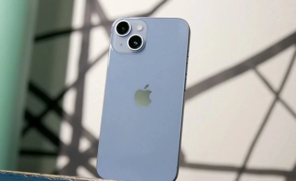 iPhone 14 có 2 camera sau, ít hơn 1 camera so với iPhone 14 Pro Max